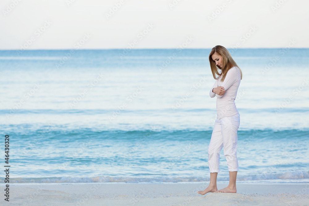 Hübsche blonde junge frau entspannt sich alleine am Strand am m Hübsche blonde junge frau entspannt sich alleine am Strand am m