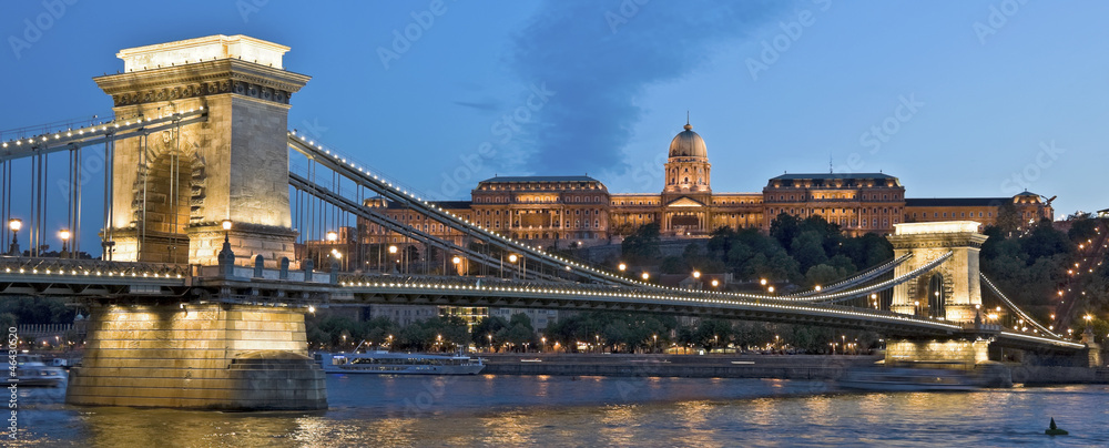 Naklejka premium Budapest at dawn