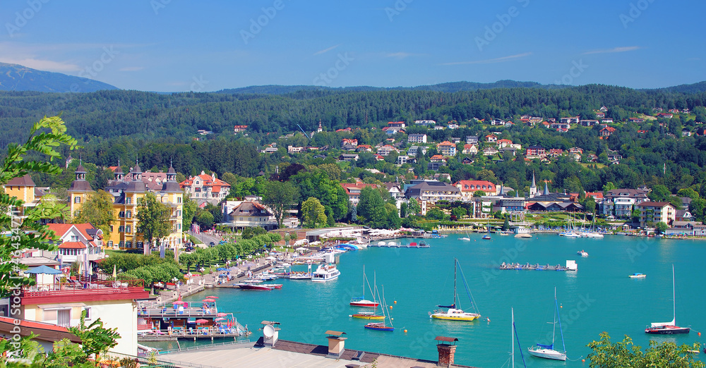 Fototapeta premium Blick über Velden am Wörthersee