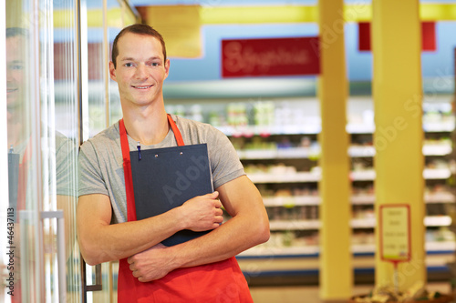 Verkäufer mit Klemmbrett im Supermarkt photo