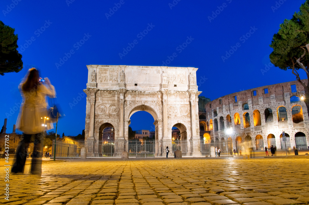 Colosseo and Arco di Constantino night view with tourist at Roma