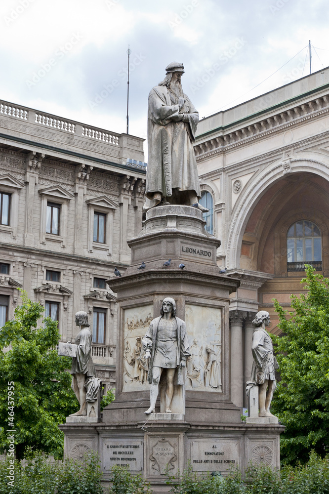 Lenoardo Da Vinci statue
