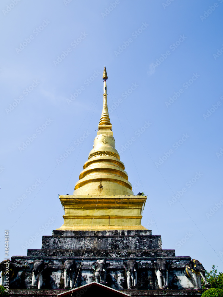 Fototapeta premium Golden stupa in Traditional Thai style which is in Wat Changkum4