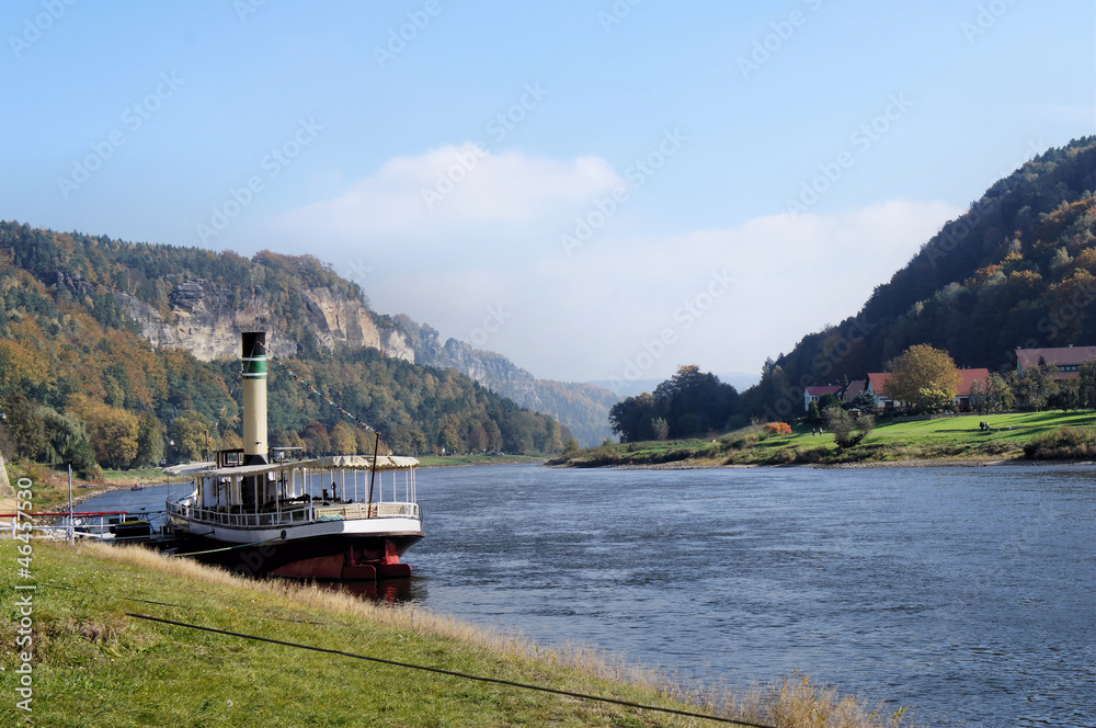 Fototapeta premium Ein kleiner Dampfer auf der Elbe in Sachsen, Deutschland