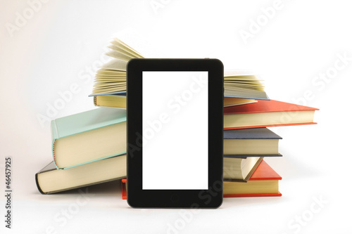 Libri e tablet fondo bianco