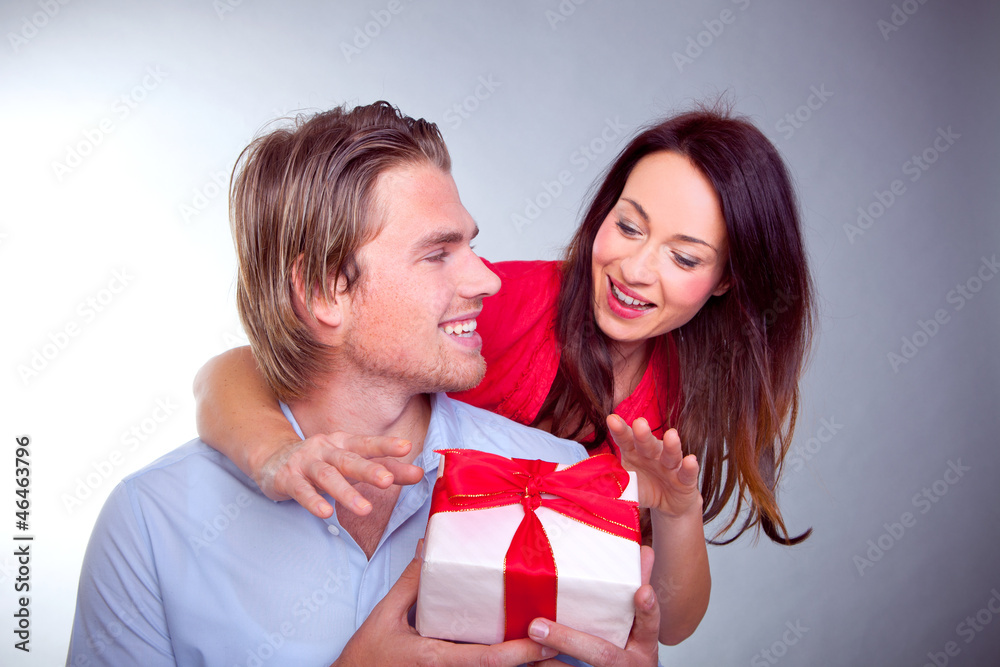 pärchen mit geschenk pärchen mit geschenk