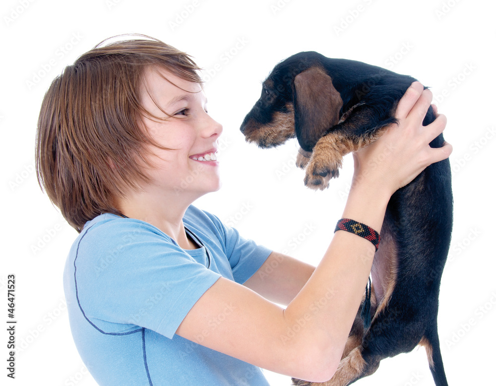 Glücklicher Junge mit Dackelwelpe Glücklicher Junge mit Dackelwelpe