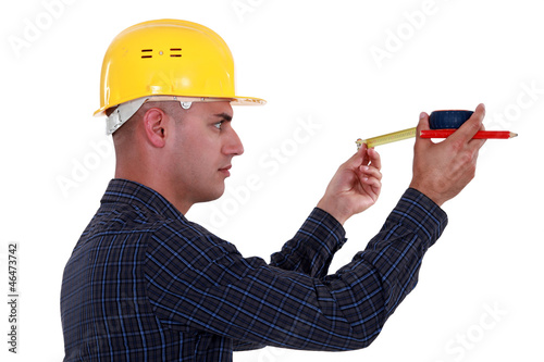 Foto Man watching his measuring tape
