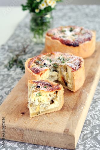 Small tarts with goat cheese and thyme