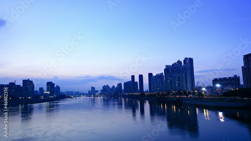 Wallpaper Mural Time lapse of cityscape by the river at dusk. Torontodigital.ca