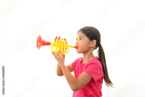 おもちゃのラッパを吹く女の子 Stock Photo Adobe Stock おもちゃのラッパを吹く女の子 Stock Photo Adobe Stock