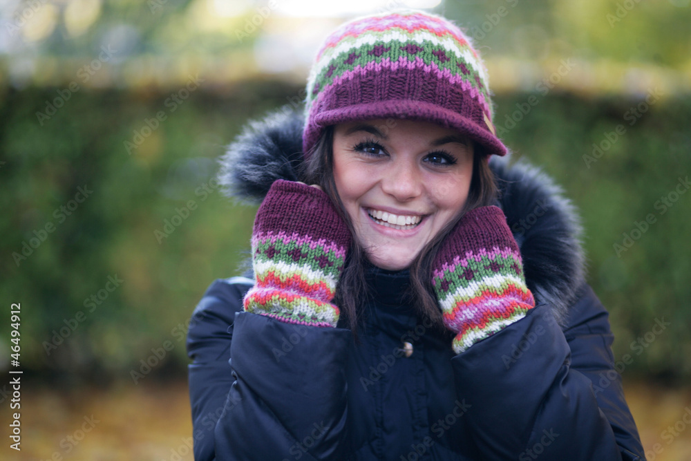 Portrait einer jungen Frau im Herbstoutfit Portrait einer jungen Frau im Herbstoutfit
