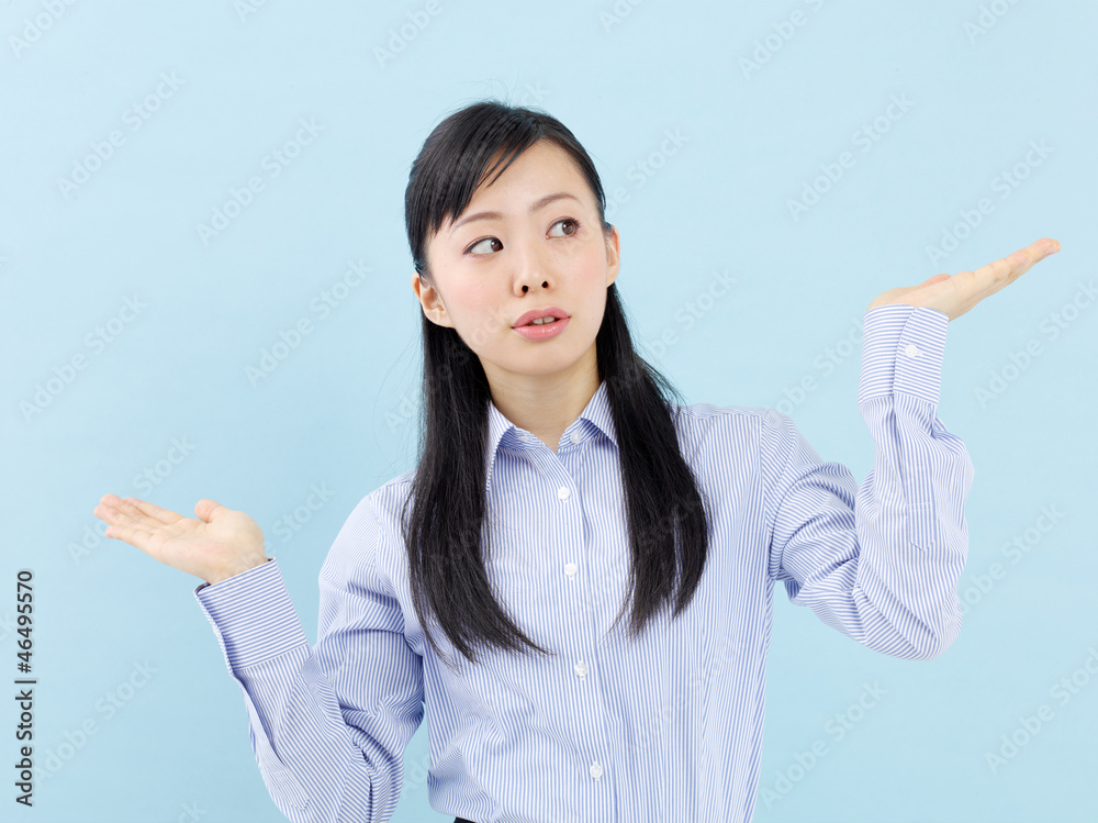比べる女性 比べる女性