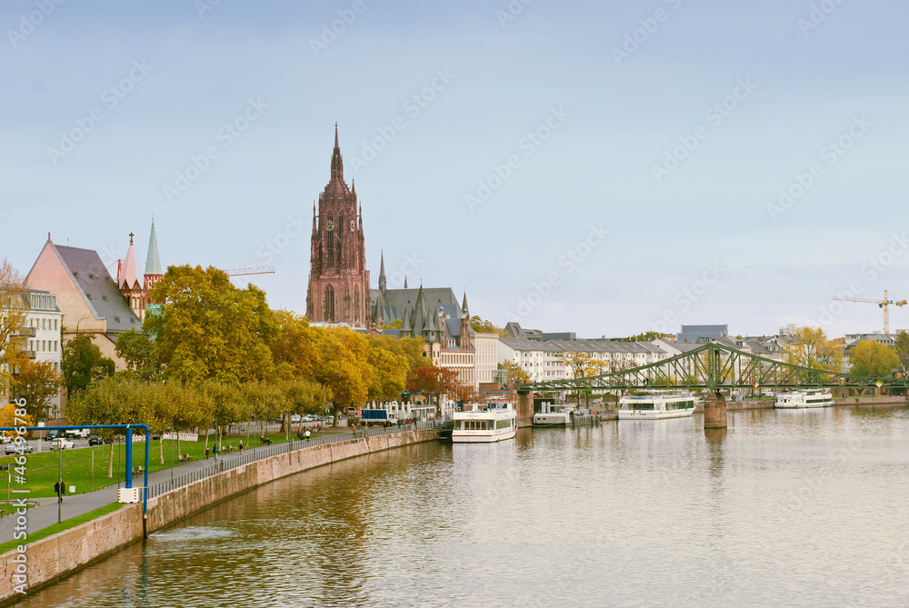 Nördliche Mainseite in Frankfurt mit Kaiserdom Nördliche Mainseite in Frankfurt mit Kaiserdom