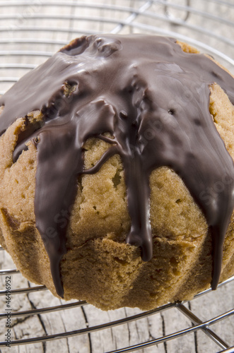 hausgemachter Schokolade Muffin auf einem Backrost photo