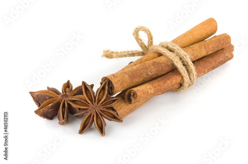 Sternanis und Zimtstangen