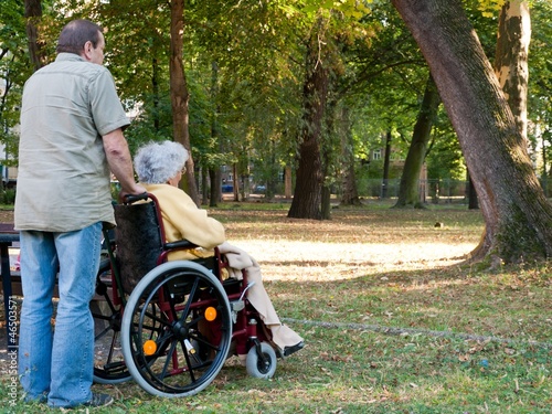 alte Frau in einem Rollstuhl