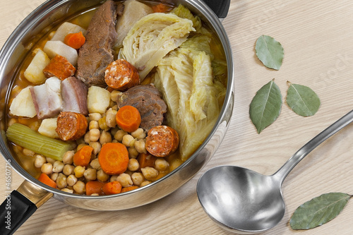 Cocido de garbanzos, carnes y hortalizas, potaje