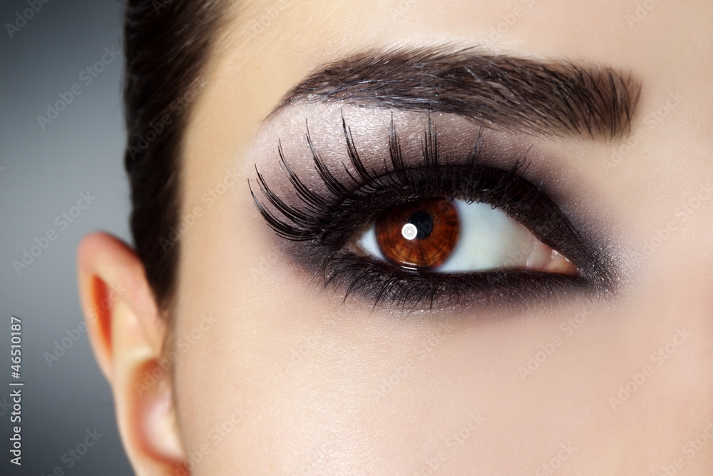 Eye with black fashion make-up - obrazy, fototapety, plakaty 