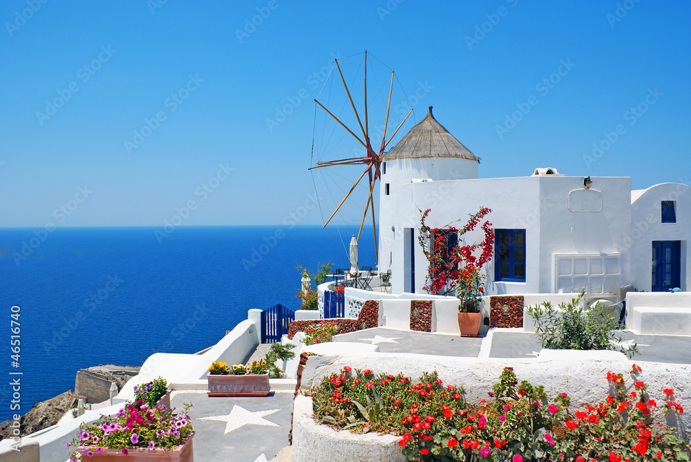Fototapeta premium Tradycyjna architektura wioski Oia na wyspie Santorini w G