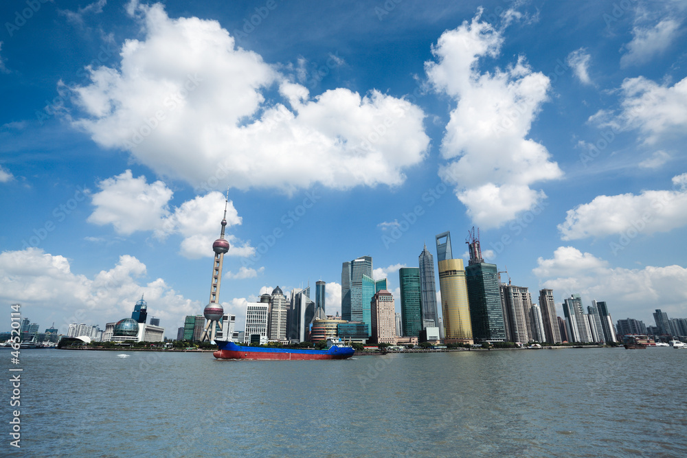 Obraz premium Szanghaj pod błękitnym niebem