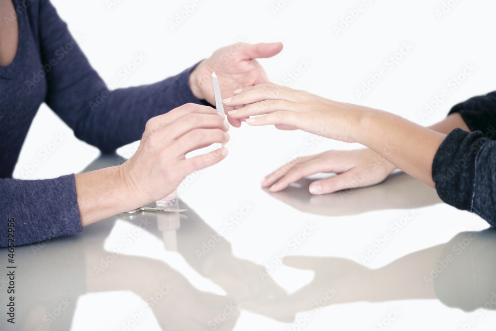 Nägel feilen im Nagelstudio Nägel feilen im Nagelstudio