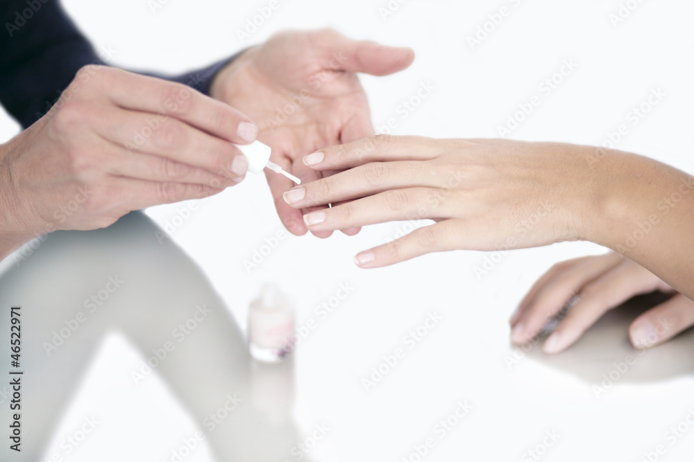 Fototapeta premium Kundin lässt sich die Nägel lackieren