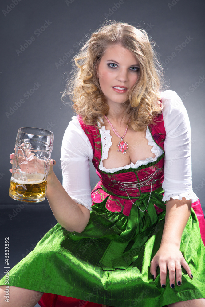 Frau im Dirndl und Maß Bier Porträt Frau im Dirndl und Maß Bier Porträt