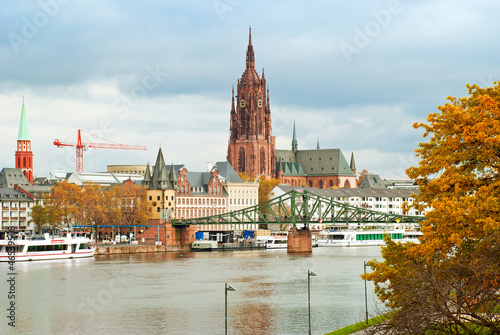 Eindrücke von Altstadt und Main im herbstlichen Frankfurt photo