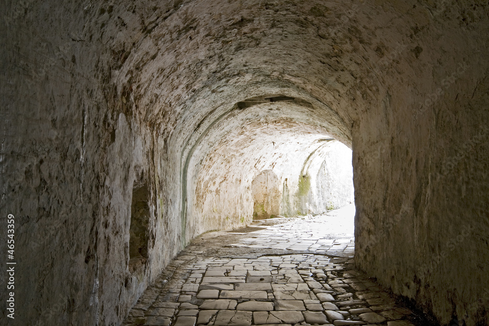 Fototapeta Przejście tunelowe w starej twierdzy Korfu w Grecji