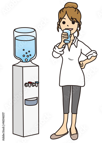 ウォーターサーバーと水を飲む女性
