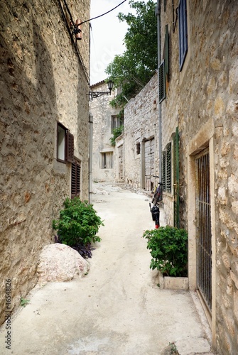 Fototapeta Naklejka Na Ścianę i Meble -  Narrow old street in stone, Croatia