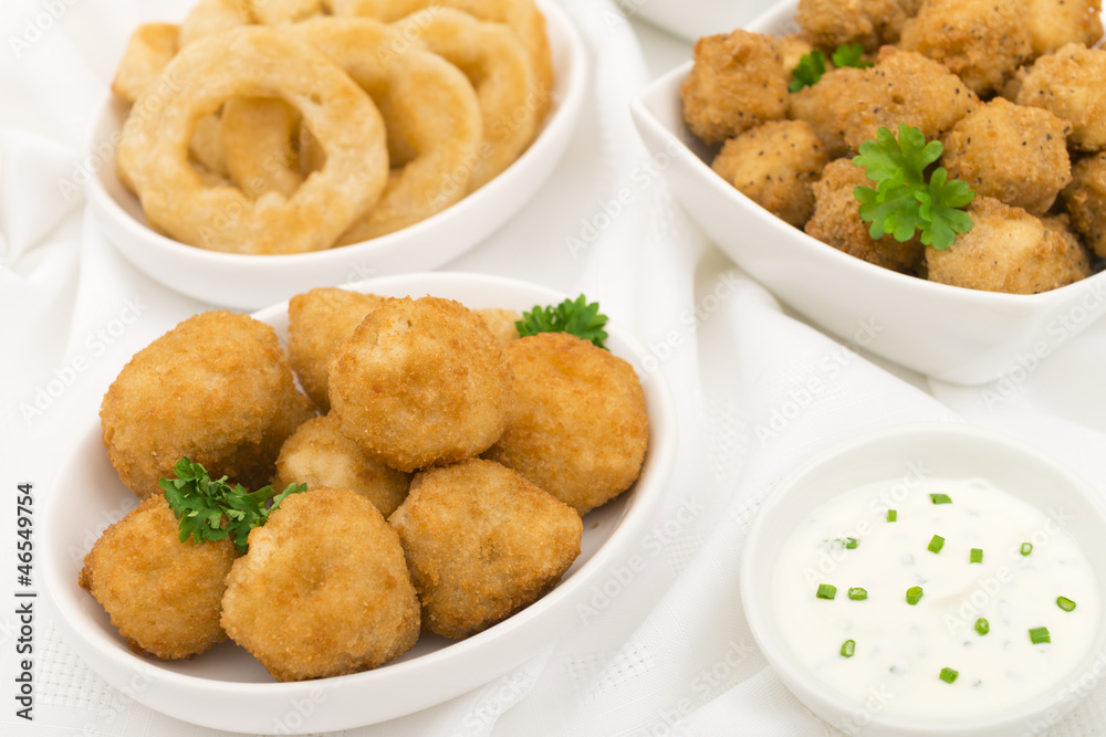 Breaded mushrooms, popcorn chicken & onion rings with dip Breaded mushrooms, popcorn chicken & onion rings with dip