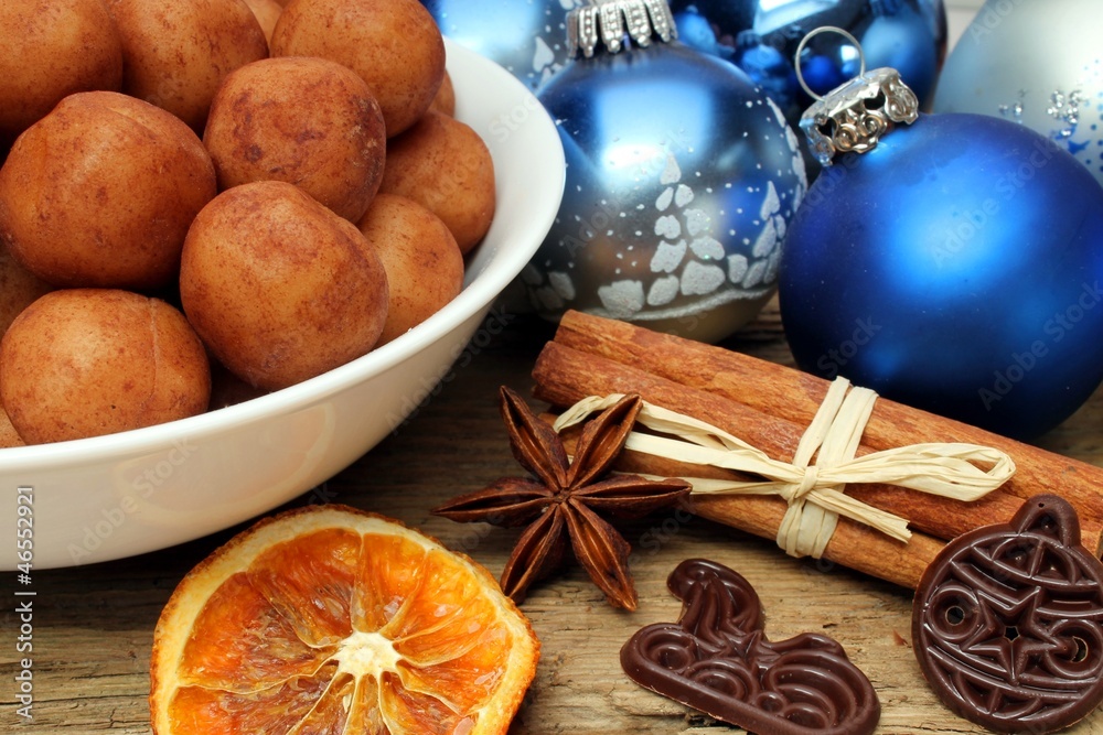 Marzipankartoffeln mit Weihnachtsdeko