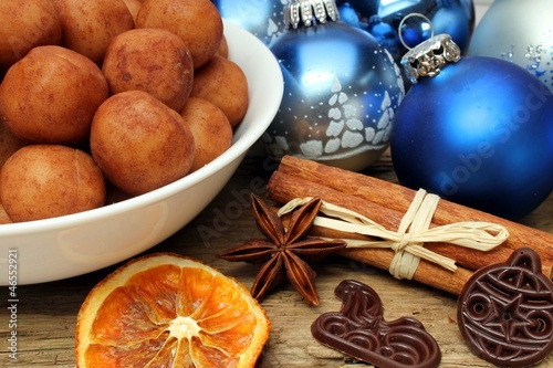 Marzipankartoffeln mit Weihnachtsdeko