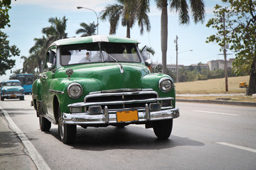 Plexiglas schilderij Cubaanse oldtimers Groene Plymouth oldtimer in Havana  © Aleksandar Todorovic