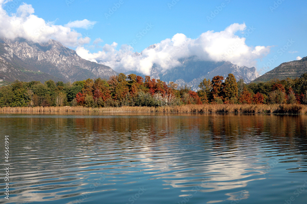 Il Lago di Annone in Autunno