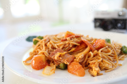 Spaghetti with ham and tomato sauce