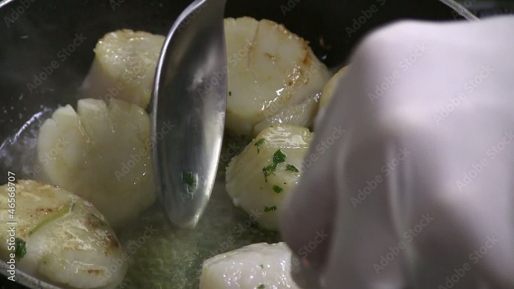 cuisson des st jacques Stock Video | Adobe Stock