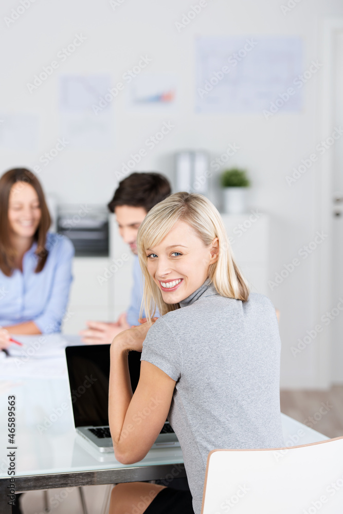 geschäftsfrau bei einer teambesprechung geschäftsfrau bei einer teambesprechung