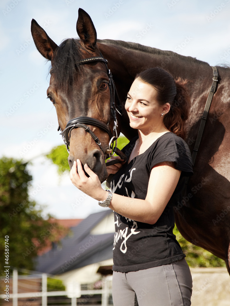 Obraz premium Dressage riding - woman proudly presents her horse outdoors