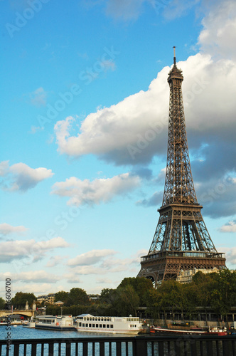 Tour Eiffel con delle nuvole, Parigi, Francia