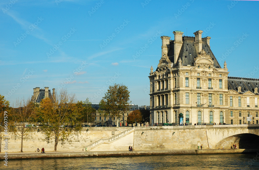 Il museo del Louvre sulla Senna, Parigi, Francia