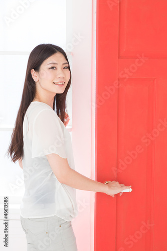 赤いドアと女性