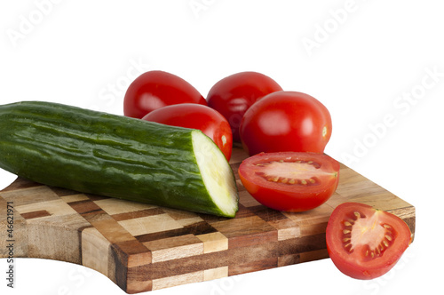 Tomate und Gurke auf Holzbrett