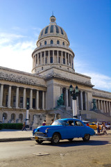 Plexiglas schilderij Cubaanse oldtimers Verkeer bij Capitolio in Havana  © Toniflap