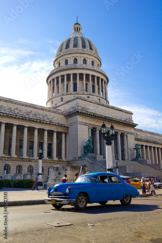 Traffic on Old Havana. Capitolio, Cuba © Toniflap