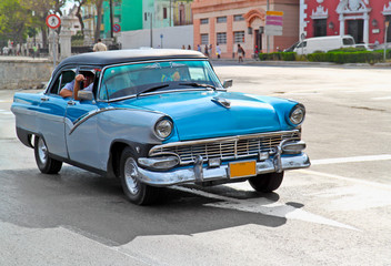 Plexiglas schilderij Cubaanse oldtimers Amerikaanse klassiekers in oud Havana  © Aleksandar Todorovic