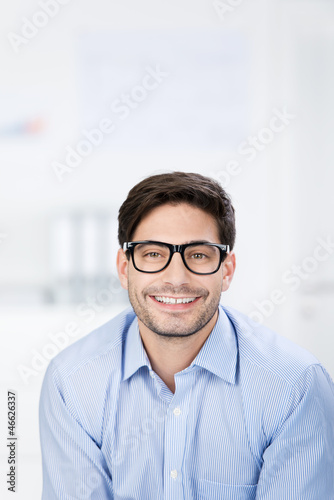 mann mit schwarzer brille © contrastwerkstatt