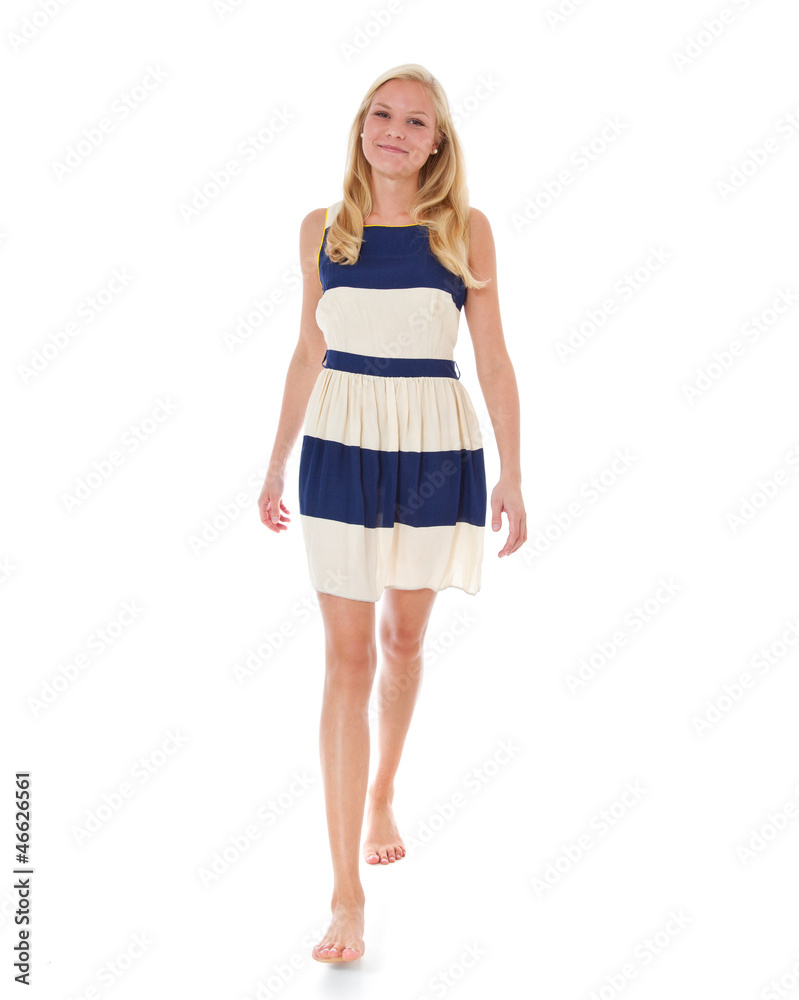 Attraktive Frau läuft barfuß in leichtem Sommerkleid Attraktive Frau läuft barfuß in leichtem Sommerkleid